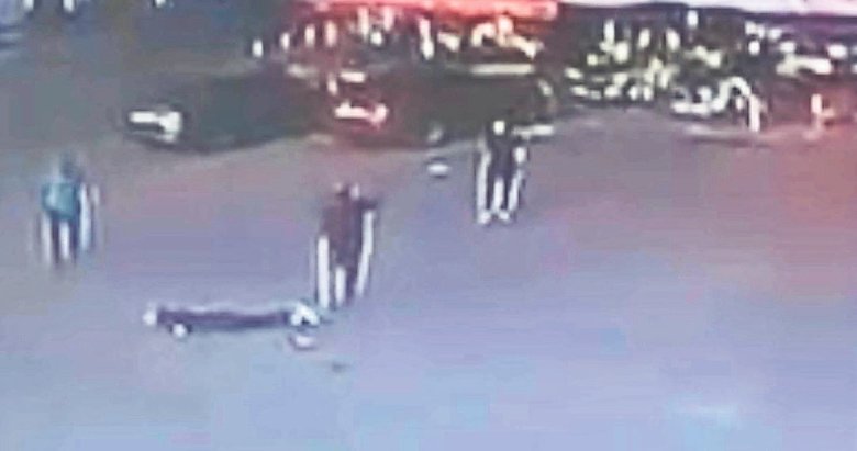 Eşini sokak ortasında 12 yerinden bıçakladı