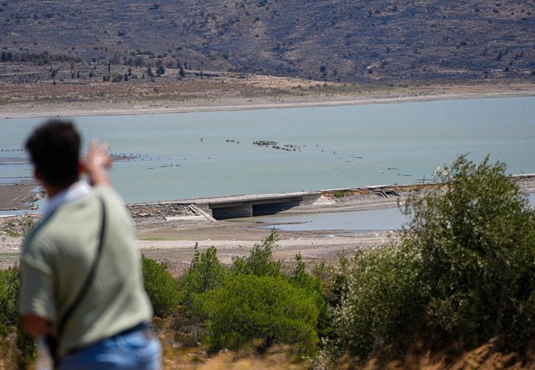İzmir Çeşme’de kuraklık çanları! Baraj kurudu, eski yol ortaya çıktı!