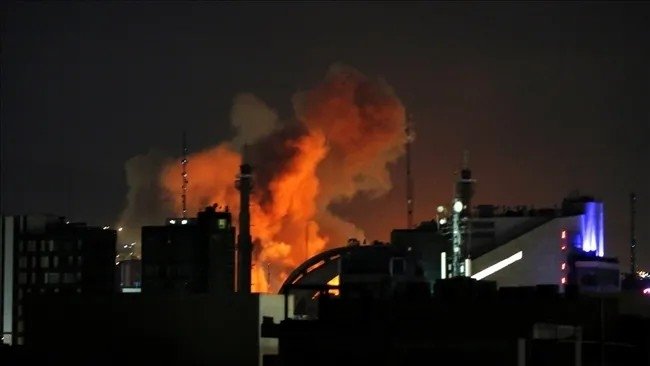 İran’dan İsrail’e füze yağmuru: Şiddetli patlama sesleri duyuldu