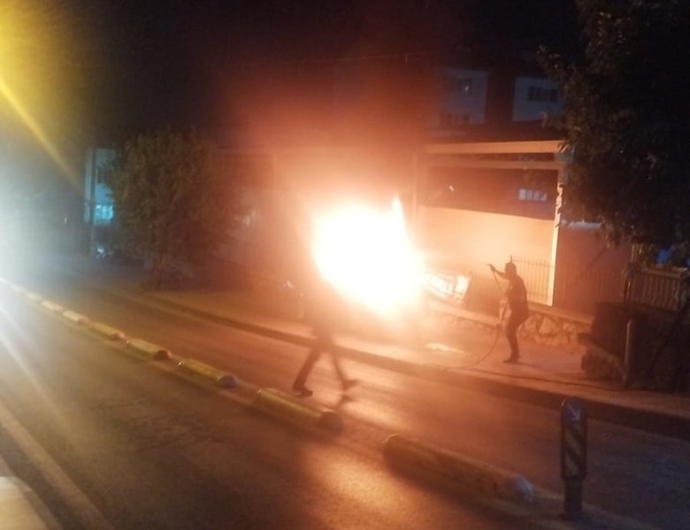 Boşanmak isteyen karısının aracını kundakladı