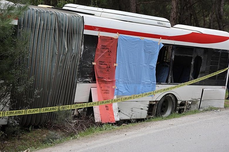 İzmir’de ESHOT otobüsüne tır çarptı: 1 ölü, 3 yaralı
