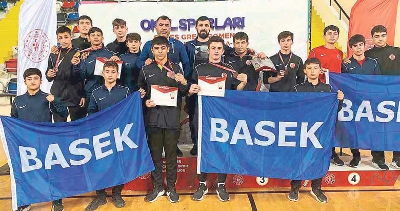 Basek güreşte Türkiye şampiyonu