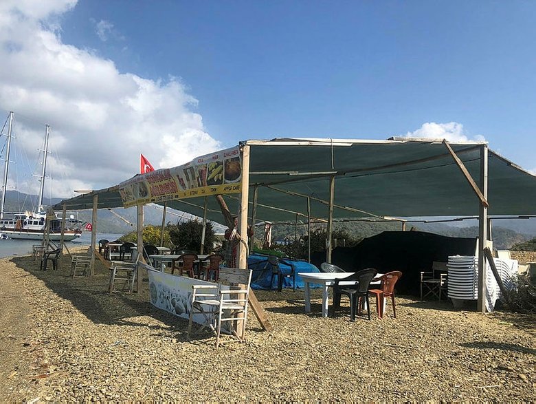 Fethiye’deki Yassıca Ada’da bulunan kaçak yapı yıkıldı