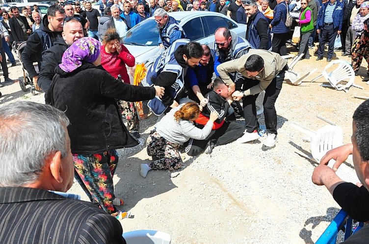 Manisa’daki Deve Güreşi Festivali’nde panik: Develer izleyenlerin arasına daldı