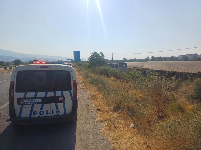 Manisa’da otobüs yoldan çıktı, 35 yolcu ölümden döndü