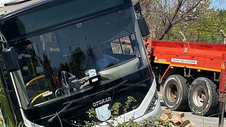 Çanakkale’de şarampole kayan yolcu otobüsü vinçle çıkarıldı