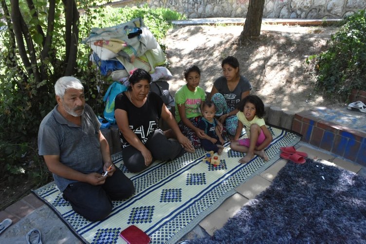 İzmir’de parkta yaşayan ailenin dramı yürekleri burkuyor