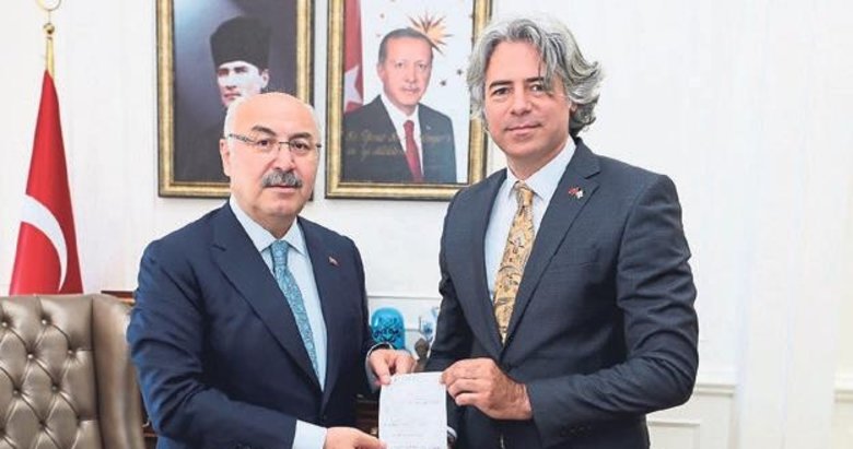 Izmir Valisi Kösger’den Kızılay’a kurban bagısı