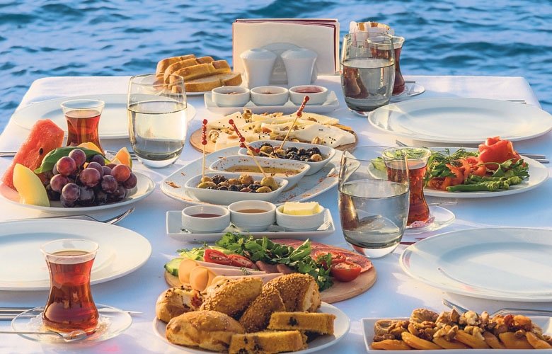 Taze balık ve Ege otları ile lezzetli bahar rotası
