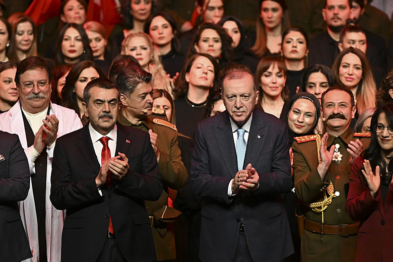 baskan-recep-tayyip-erdogan-suheda-1915-tiyatro-gosterimine-katildi-1773840121392.png