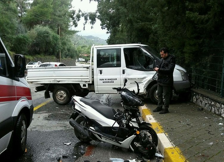 Korkunç kaza! Motosiklet sürücüsünün hayatını bu kurtardı!