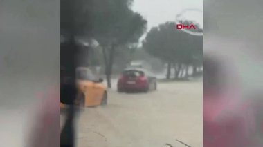 İzmir Çeşme’de sağanak; yollar göle döndü
