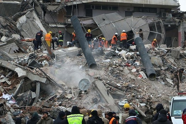 Enkaz altındakiler ne kadar dayanabilir? Hayatta kalma süresi nedir? ZAMANA KARŞI YARIŞ!