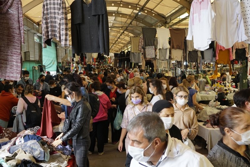 İzmir’de korkutan görüntüler! Pazarda alışveriş yapanlar sosyal mesafeye uymadı