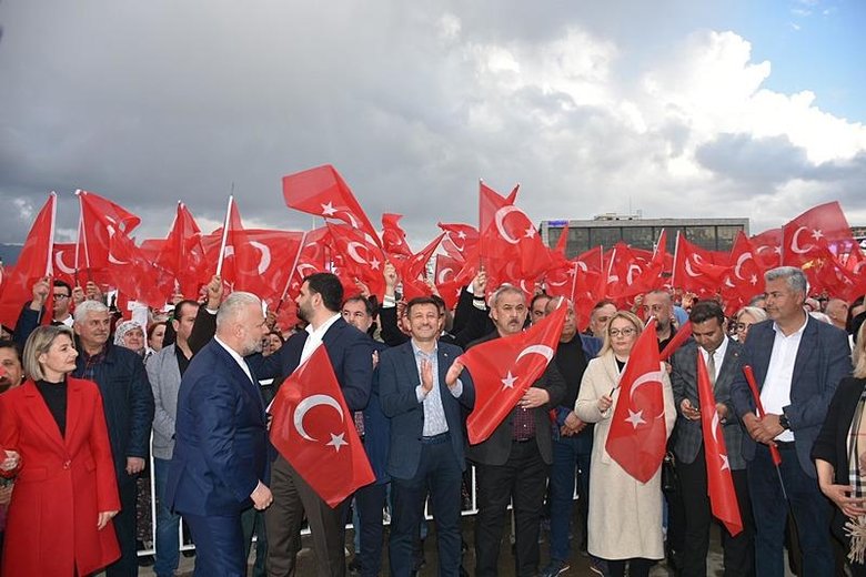Menemen’in dev projesi 100. Yıl Köprülü Kavşağı açıldı