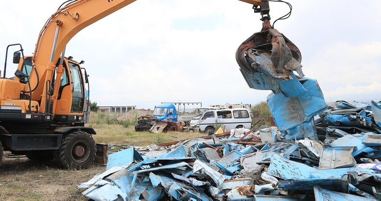 Pamukkale Belediyesi, turizm bölgesindeki hurda araçların bulunduğu depoyu kaldırdı