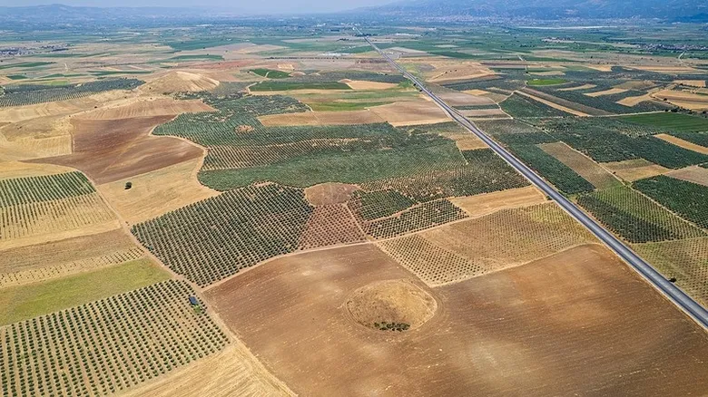 manisada-tarihe-meydan-okuyan-dev-mezarlar-olumsuzluk-arzusuyla-insa-edildi-1787564049245.jpeg