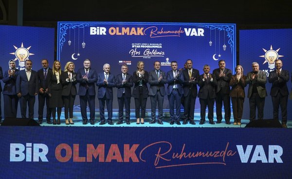 binali-yildirim-izmirde-konustu-liderimiz-erdogan-savaslardan-milletimizi-korumak-icin-calisiyor-1773870352505.jpg