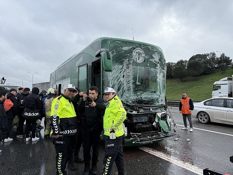 konyaspor-otobusu-kaza-yapti-yaralilar-var-1769779185837.jpeg