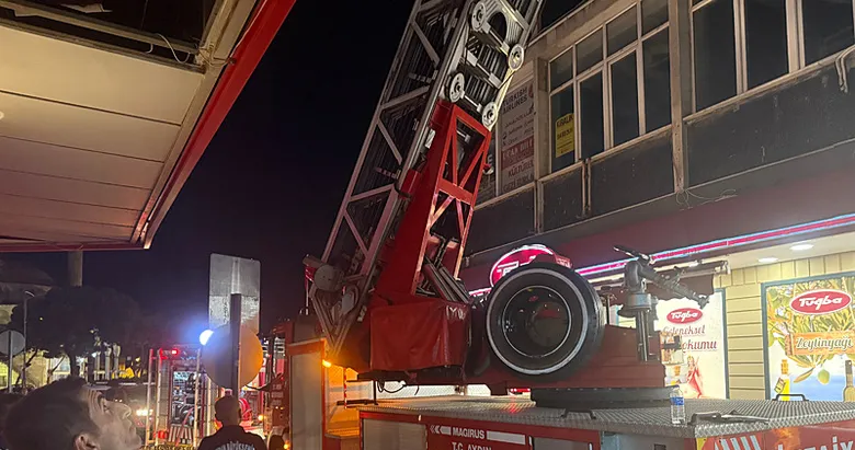 Aydın’da kedi kurtarmaya gelmişlerdi! AVM yangınına anında müdahale edildi