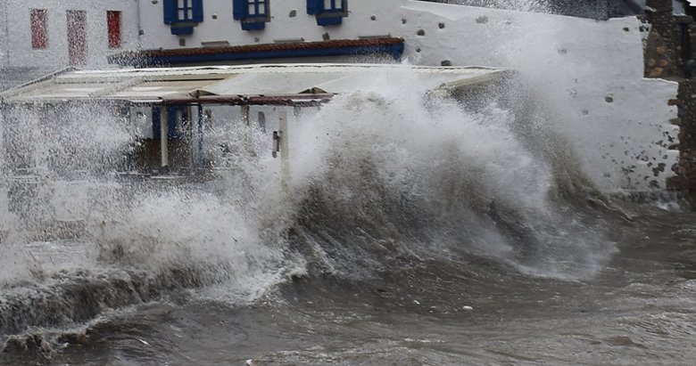Bodrum sahilleri dev dalgalara teslim