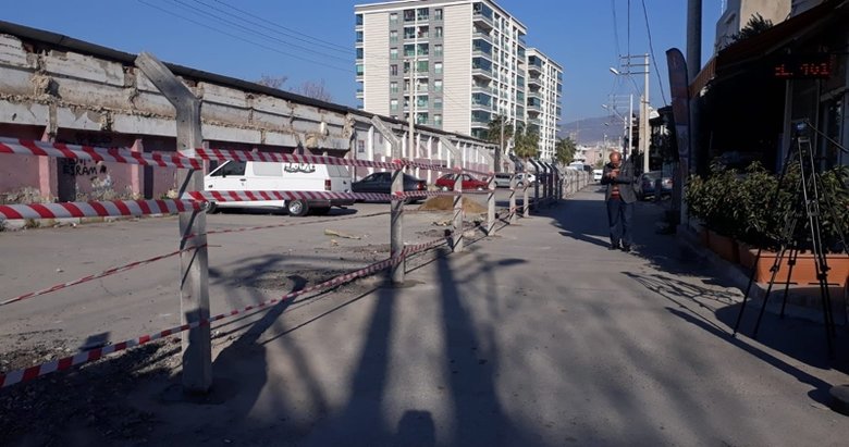İzmir’de ilginç olay: ’Sokak benim’ dedi, beton çitlerle kapattı