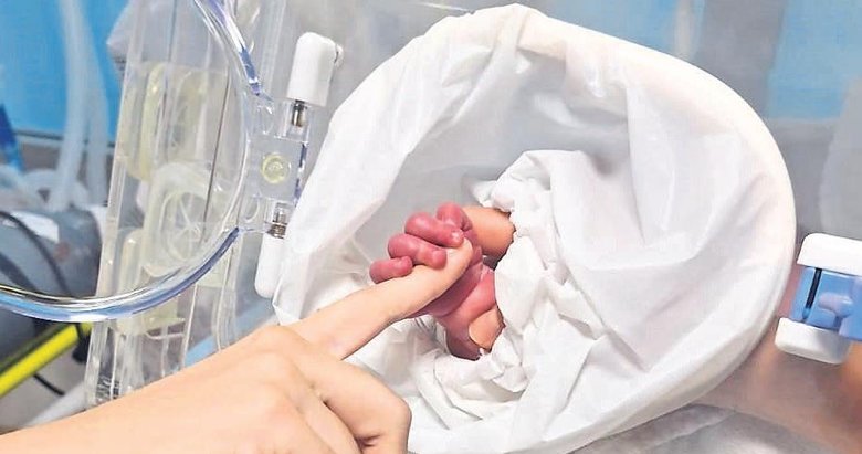 Kuvözdeki bebeğine son kez dokundu