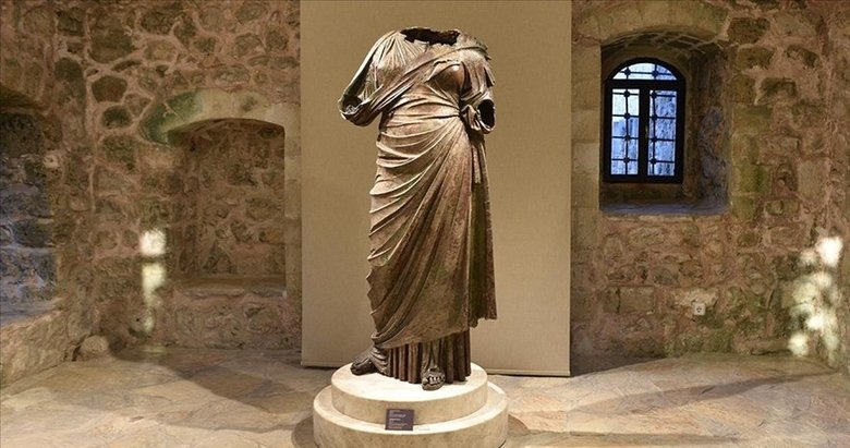 Balıkçı ağlarına takılan 2 bin yıllık heykel sergilendi