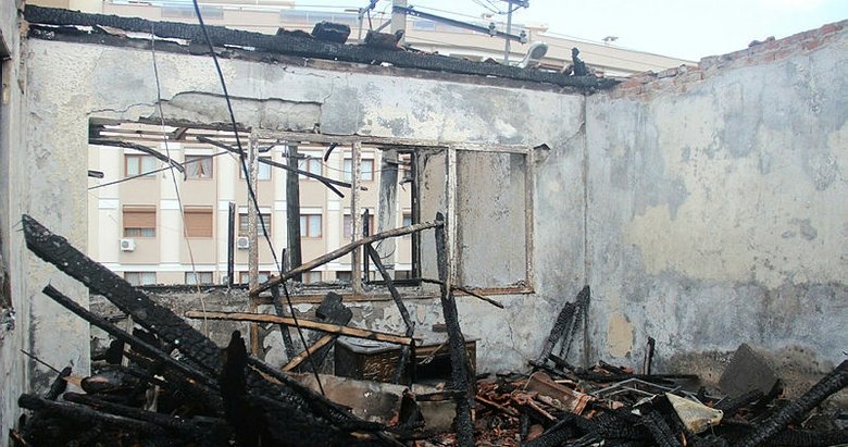 İzmir’de çatısı ahşap olan ev yanarak küle döndü