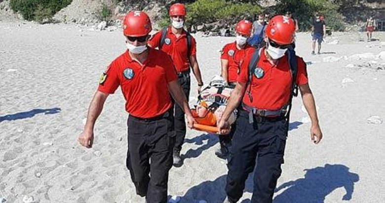 Fethiye’de kayalıklarda ayağı kırılarak mahsur kalan kişi kurtarıldı