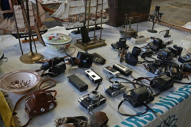 Aliağa’daki antika pazarı ziyaretçileri zaman yolculuğuna çıkarıyor