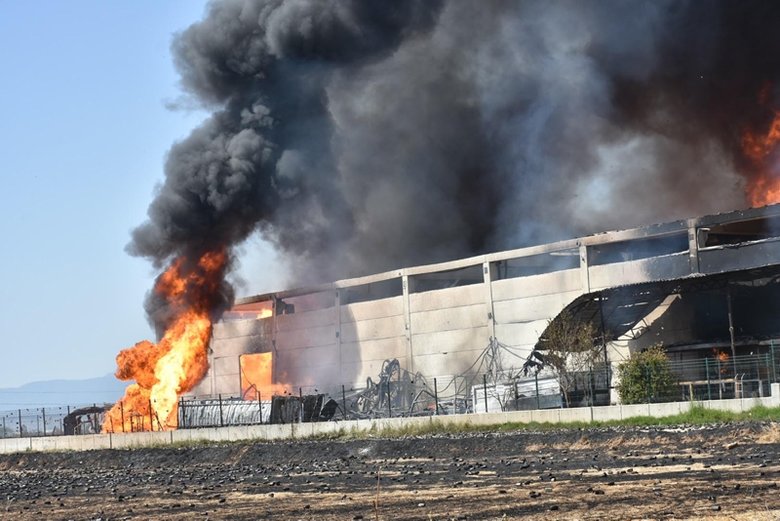 Son dakika: İzmir’de kozmetik fabrikasındaki yangın kontrol altında