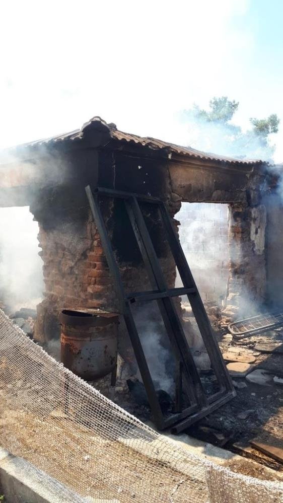 Söke’de yanan ev küle döndü