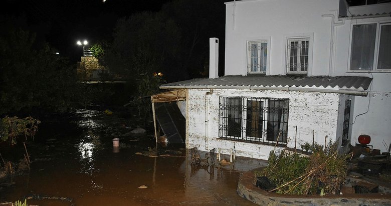 Bodrum’da su hattı bomba gibi patladı! Evleri ve iş yerlerini su bastı