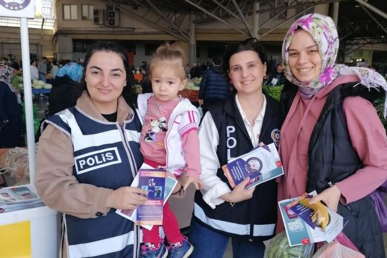 İzmir polisi pazar yerinde vatandaşları bilgilendirdi