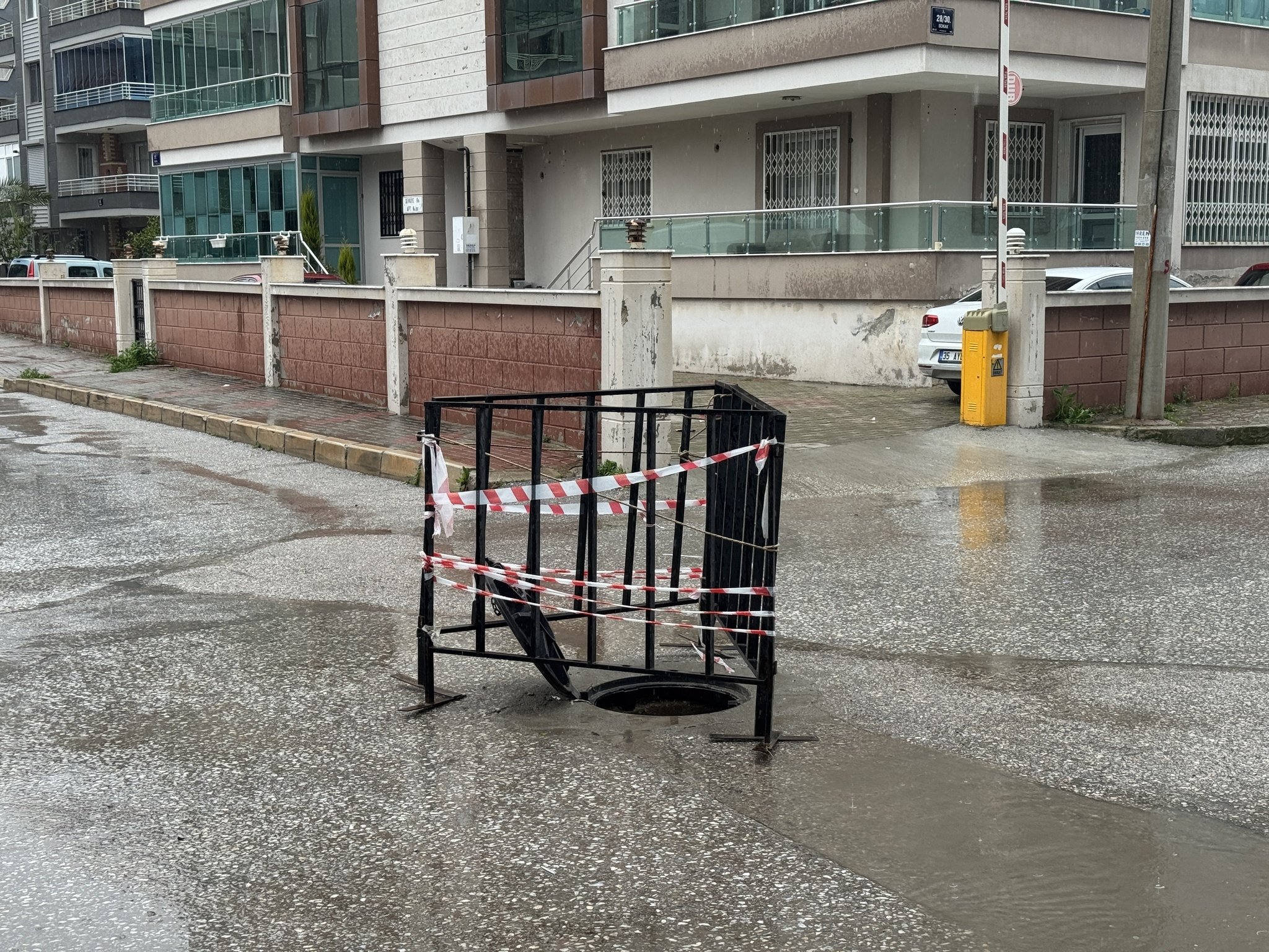 Bunu da gördük: İzmir'de esnaf biriken suyu rögar kapaklarını açarak tahliye etti