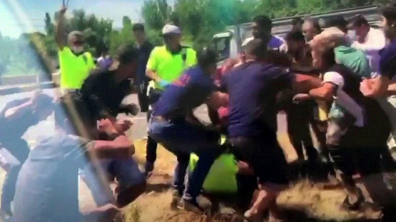 Muğla’da ehliyetsiz sürücü ve yakınları ceza yazmak isteyen polise saldırdı