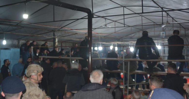 İzmir’de horoz dövüşü baskını! Jandarmadan 96 kişiye para cezası