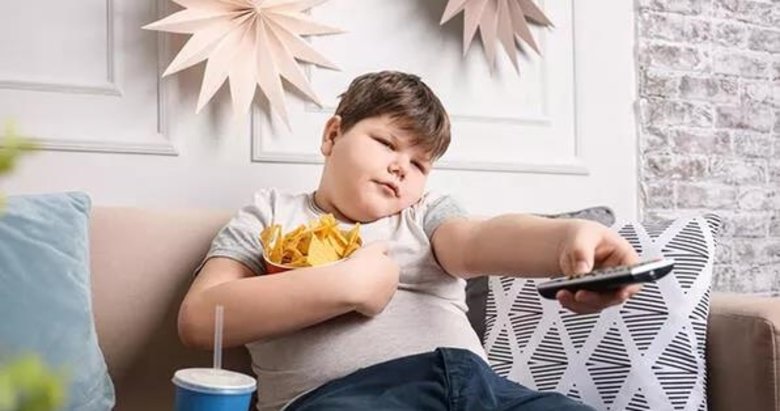 Çocukluk obezitesi büyüdükçe geçmiyor