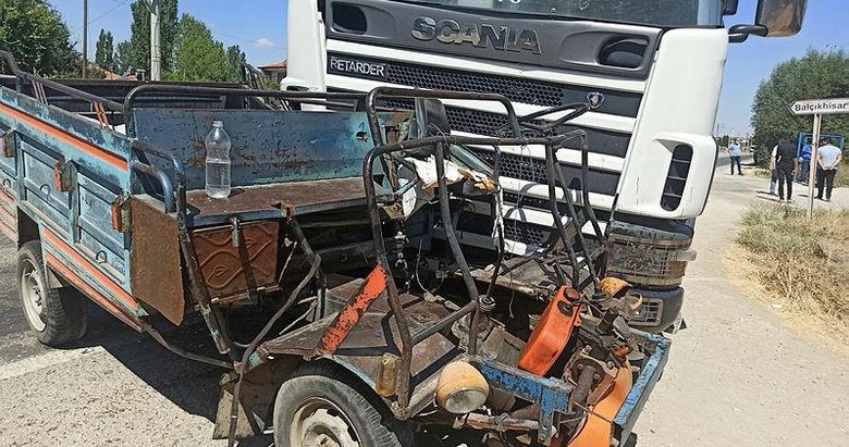 Afyonkarahisar’da acı ölüm! Tır ile çarpışan tarım aracındaki baba öldü, kızı ağır yaralı