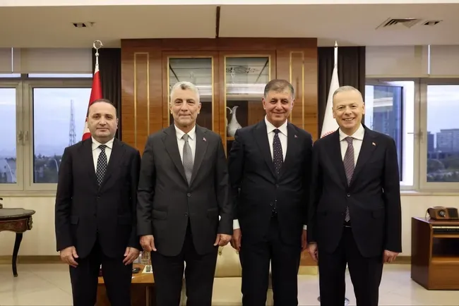 bakan-bolat-ve-baskan-cemil-tugaydan-ortak-calisma-mesaji-izmirimizin-potansiyelini-daha-ileriye-tasiyacagiz-1793113505776.png