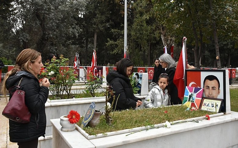 İzmir’de Kadifekale Hava Şehitliği’nde hüzünlü ziyaret