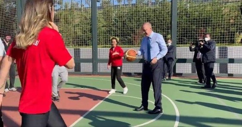 Başkan Erdoğan Ümraniye’de gençlerle basketbol oynadı