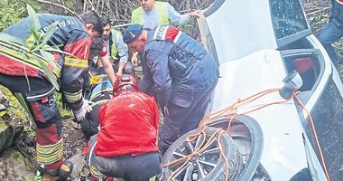 Otomobil, uçurumdan dereye yuvarlandı
