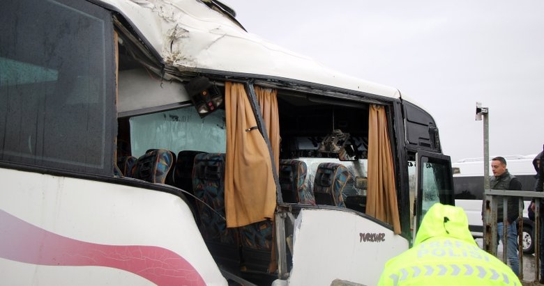 Uşak’ta işçi servisinin devrildiği kazada 10 kişi yaralandı