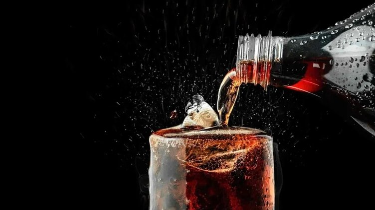 Her gün kola içtiğimizde oluşan etkileri: Fazla kola içmek zararlı mı?