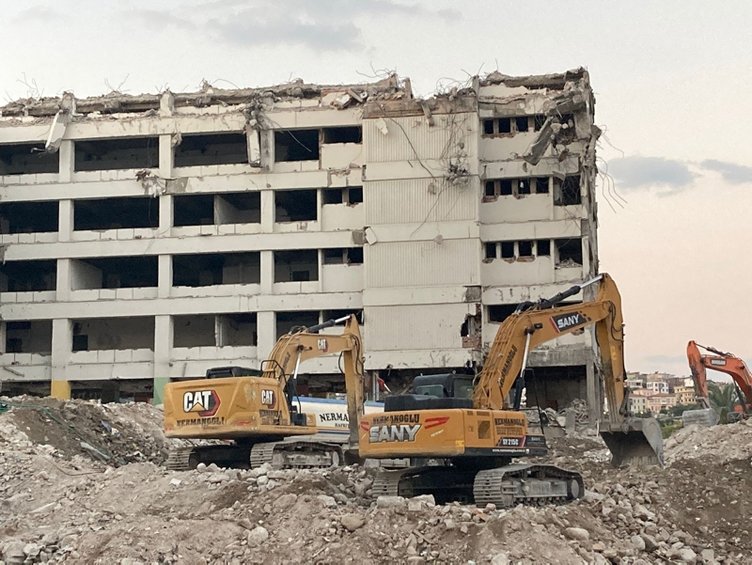 İzmir’de bir dönemin sonu! Belediye binasındaki yıkımda son durum