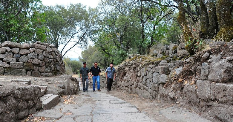 Tam 2 bin yıllık! Aigai’deki kazılarda bulundu
