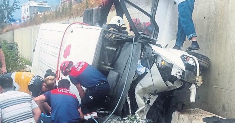 İzmir’de devrilen minibüste 4 yaralı