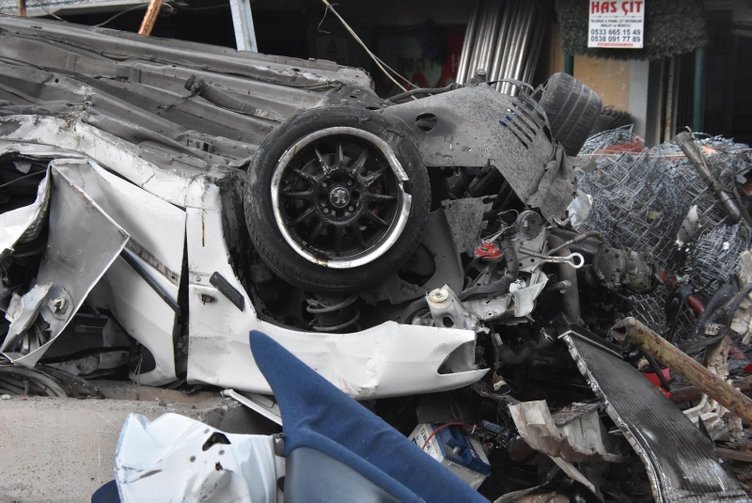 İzmir Çiğli’de takla atan araçta can pazarı: 2 ölü, 1 yaralı